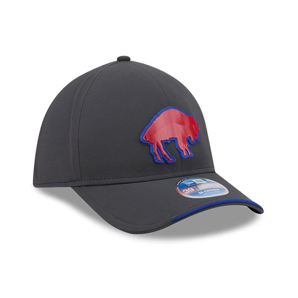 Buffalo Bills NFL Sideline 2026 Charcoal New Era 39THIRTY M-Crown Stretch Fit Cap, front view showing the raised red buffalo logo with blue outline on the front panel, curved charcoal visor with a 39THIRTY size sticker, and blue undervisor edge.