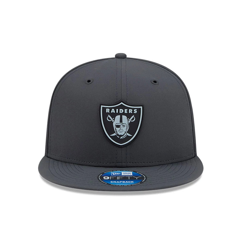 Raiders NFL Sideline 2026 Charcoal New Era 9FIFTY Snapback Adjustable Cap, front view showing a raised black and grey Raiders logo embroidered on the front panel, with a charcoal flat visor and a 9FIFTY size sticker on the visor.