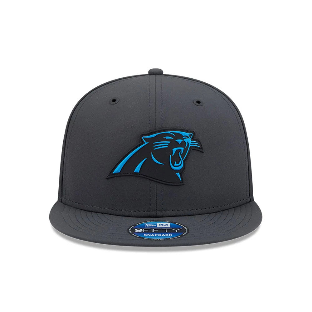 Panthers NFL Sideline 2026 Charcoal New Era 9FIFTY Snapback Adjustable Cap, front view showing a raised blue and black embroidered Panther logo on the structured charcoal crown, with a 9FIFTY size sticker on the flat visor.