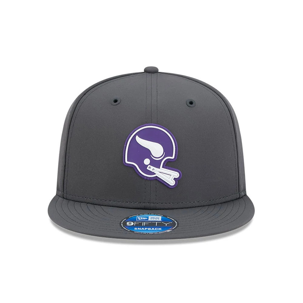 Vikings NFL Sideline 2026 Charcoal New Era 9FIFTY Snapback Adjustable Cap, front view showing a raised purple and white helmet logo embroidered on the structured charcoal crown, with a matching flat visor and 9FIFTY size sticker on the visor.