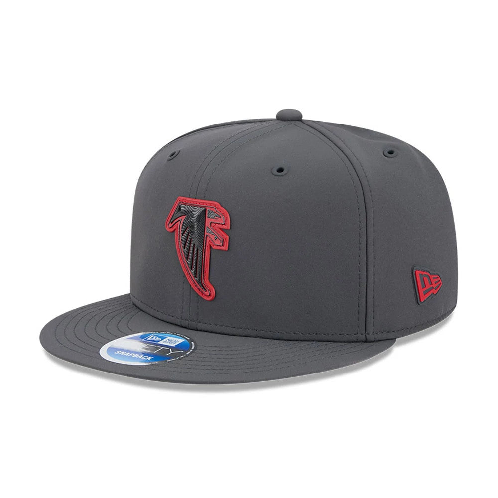 Atlanta Falcons NFL Sideline 2026 Charcoal New Era 9FIFTY Snapback Adjustable Cap, three-quarter view showing the red and black embroidered Falcon logo on the front panel, the New Era flag logo on the left side.