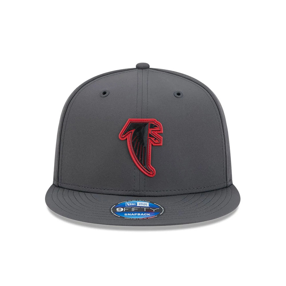 Atlanta Falcons NFL Sideline 2026 Charcoal New Era 9FIFTY Snapback Adjustable Cap, front view showing the raised red and black embroidered Falcons logo on the structured charcoal crown, with a 9FIFTY size sticker on the flat visor.