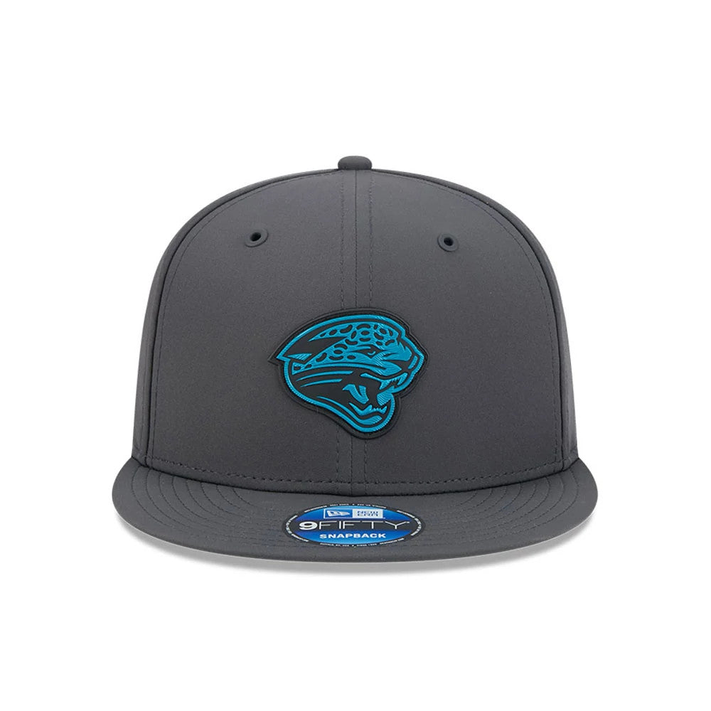 Jaguars NFL Sideline 2026 Charcoal New Era 9FIFTY Snapback Adjustable Cap, front view showing the teal and black embroidered jaguar logo on the structured charcoal crown, with a matching flat visor and a 9FIFTY size sticker on the visor.