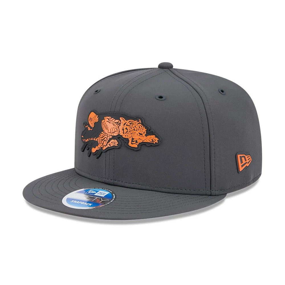 Bengals NFL Sideline 2026 Charcoal New Era 9FIFTY Snapback Adjustable Cap, three-quarter view showing the orange embroidered Bengal tiger graphic on the front panels, flat charcoal visor with a 9FIFTY size sticker.