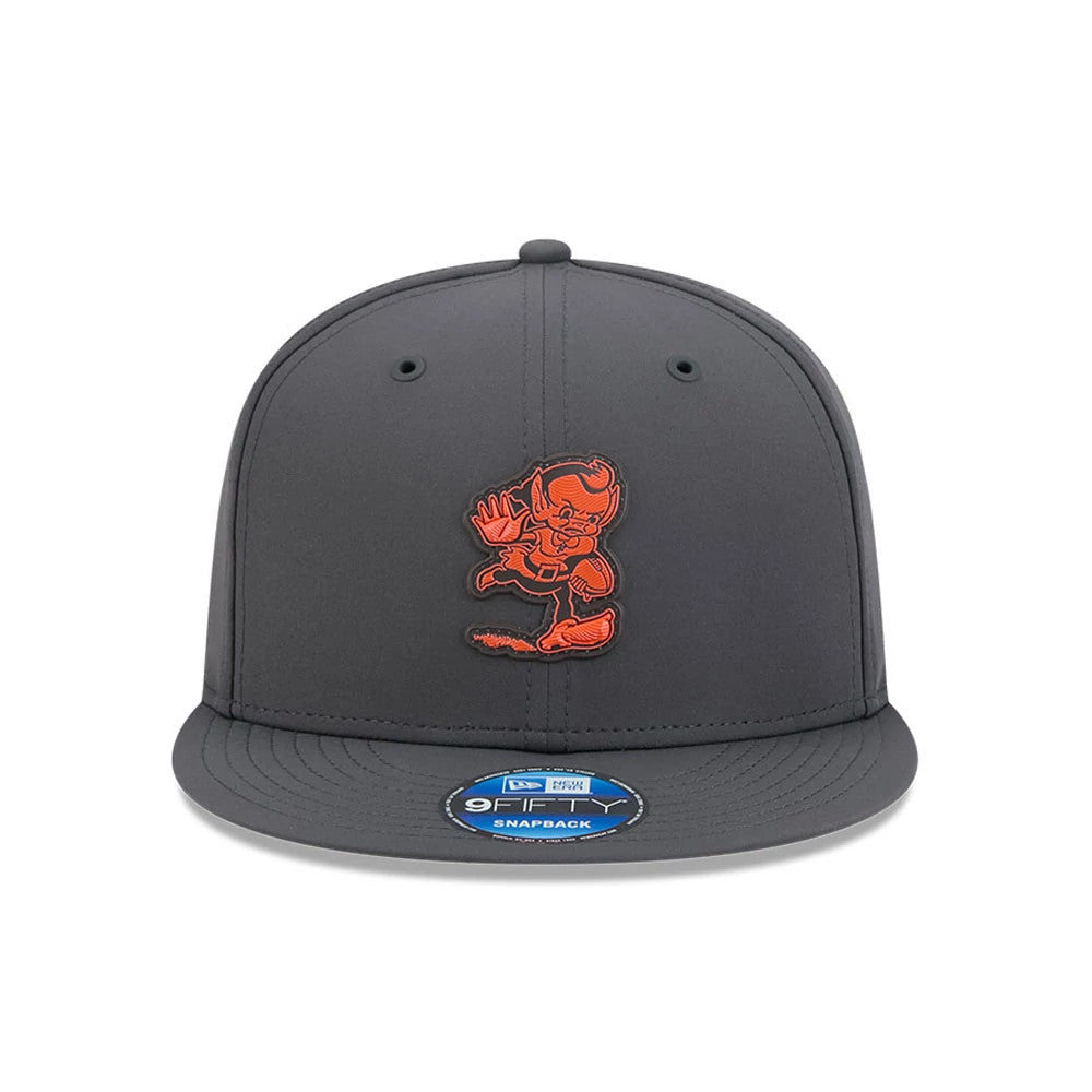 Browns NFL Sideline 2026 Charcoal New Era 9FIFTY Snapback Adjustable Cap, front view showing the flat charcoal visor, a prominent orange embroidered mascot logo on the front panel, and a 9FIFTY size sticker on the visor.