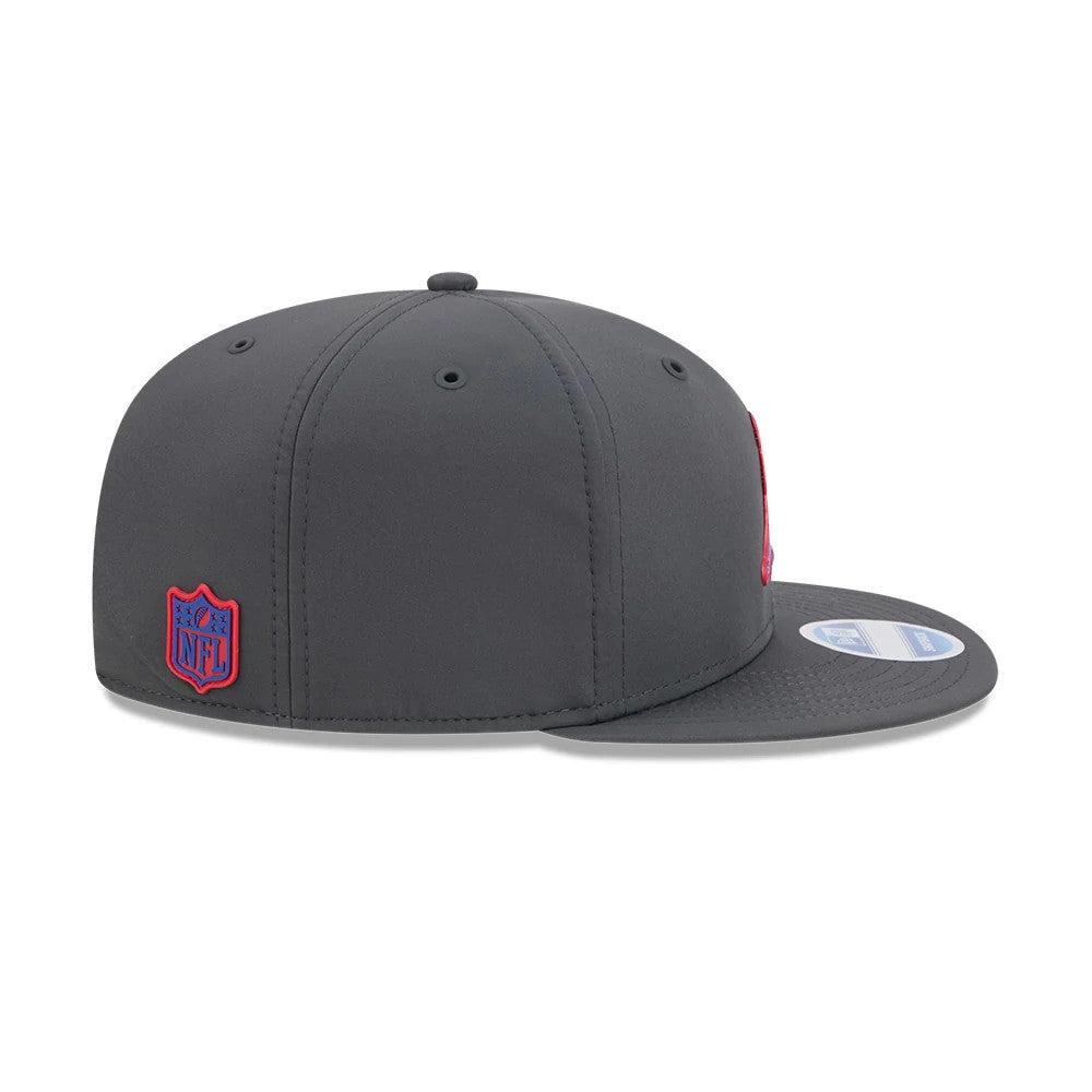 Patriots NFL Sideline 2026 Charcoal New Era 9FIFTY Snapback Adjustable Cap, side view showing a red and blue NFL shield logo on the side panel, a structured charcoal crown, and a flat visor with a 9FIFTY size sticker.