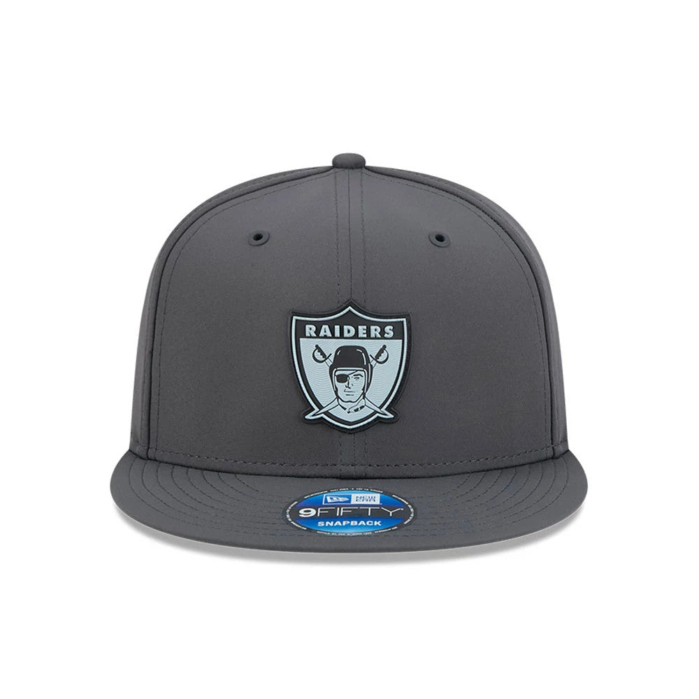 Raiders NFL Sideline 2026 Charcoal New Era 9FIFTY Snapback Adjustable Cap, front view showing a raised silver and black Raiders shield logo on the front panel, complemented by a flat charcoal visor and a 9FIFTY size sticker on the visor.