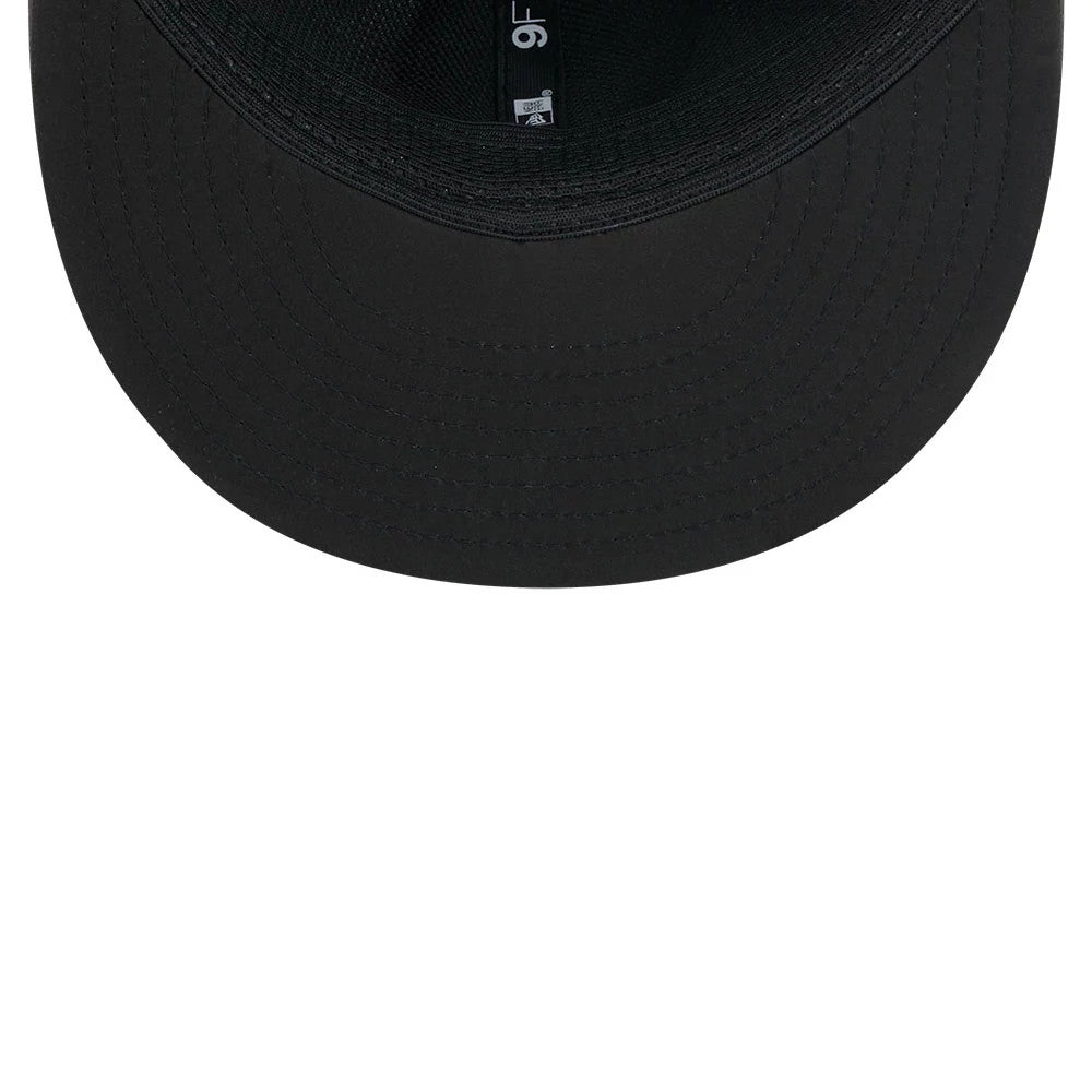 Pictured is this NFL Sideline 2026 Las Vegas Raiders 9FIFTY Snapback cap in charcoal. 2