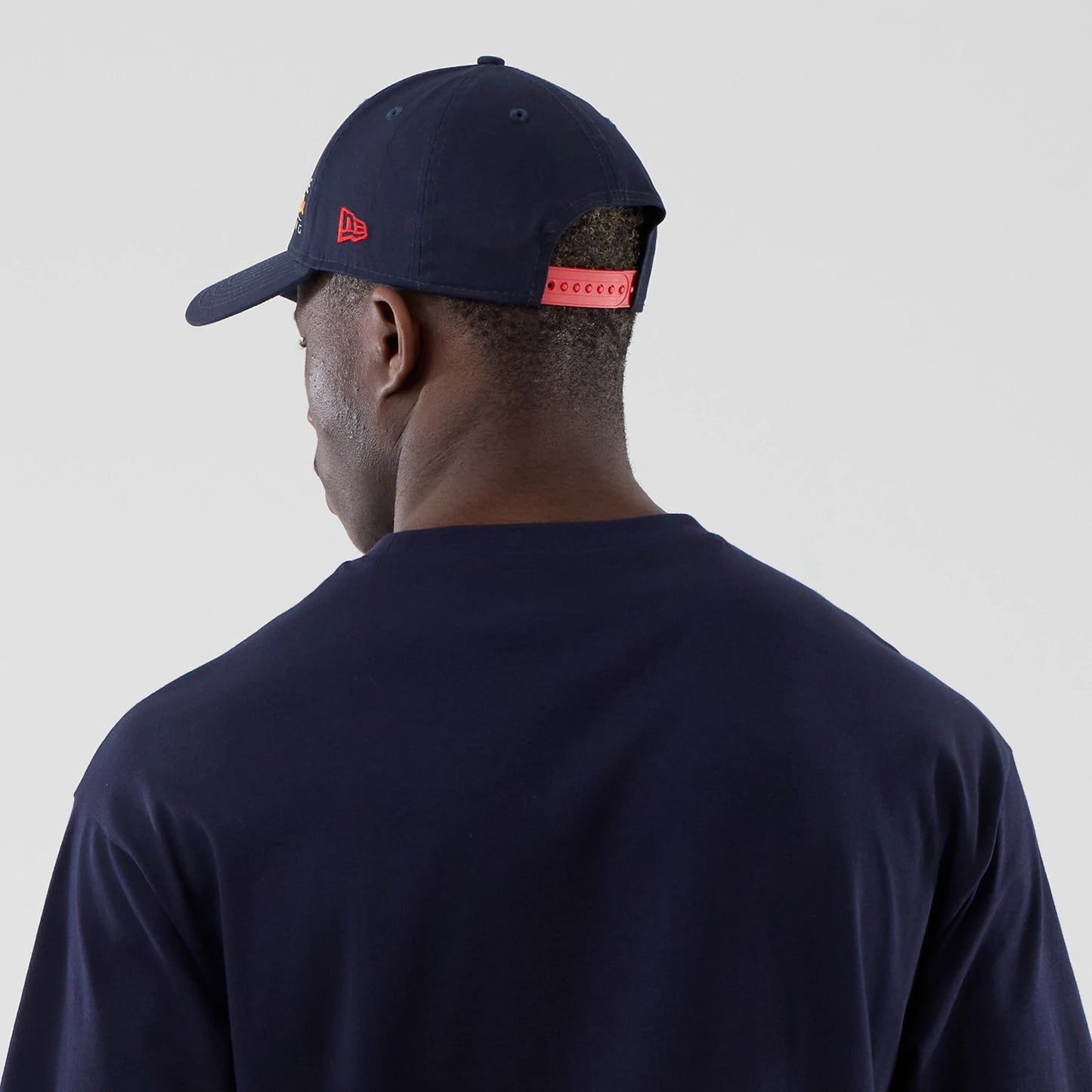 The model is wearing this Red Bull Racing Graphic Oversized T-Shirt in dark blue. 7