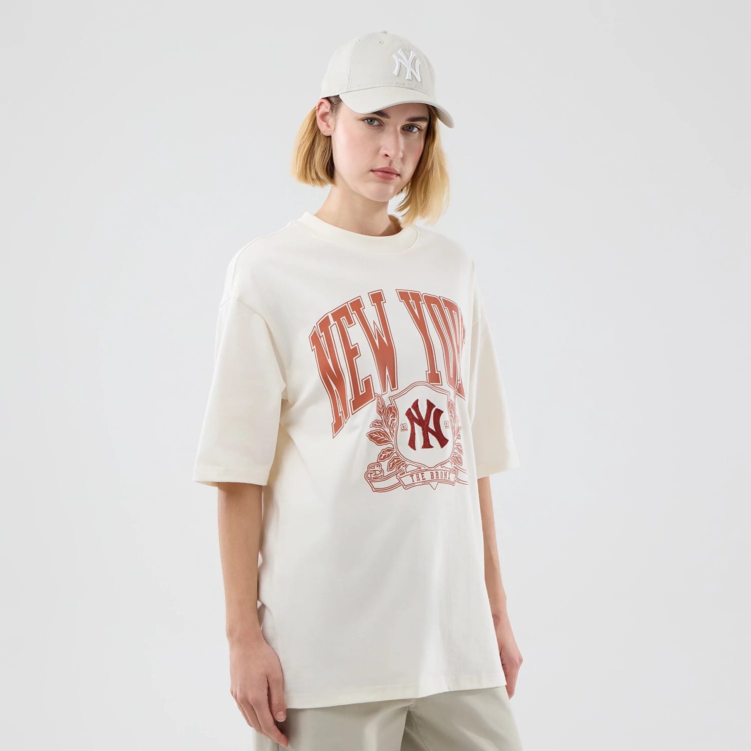 The model is wearing this MLB Arch Graphic New York Yankees Oversized T-Shirt in open white. 4