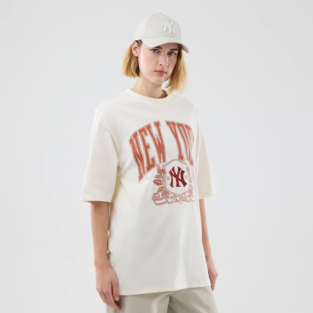 The model is wearing this MLB Arch Graphic New York Yankees Oversized T-Shirt in open white. 4