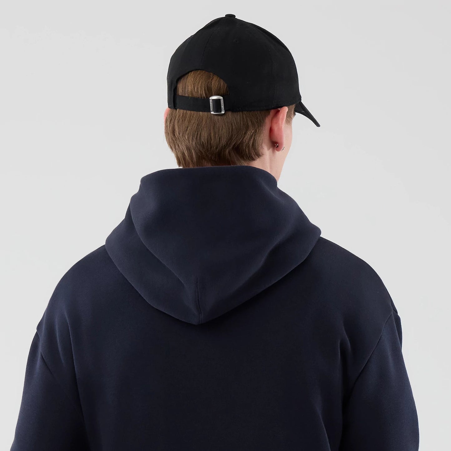 The model is wearing this NBA Core Plus LA Lakers Pullover Hoodie in navy. 7