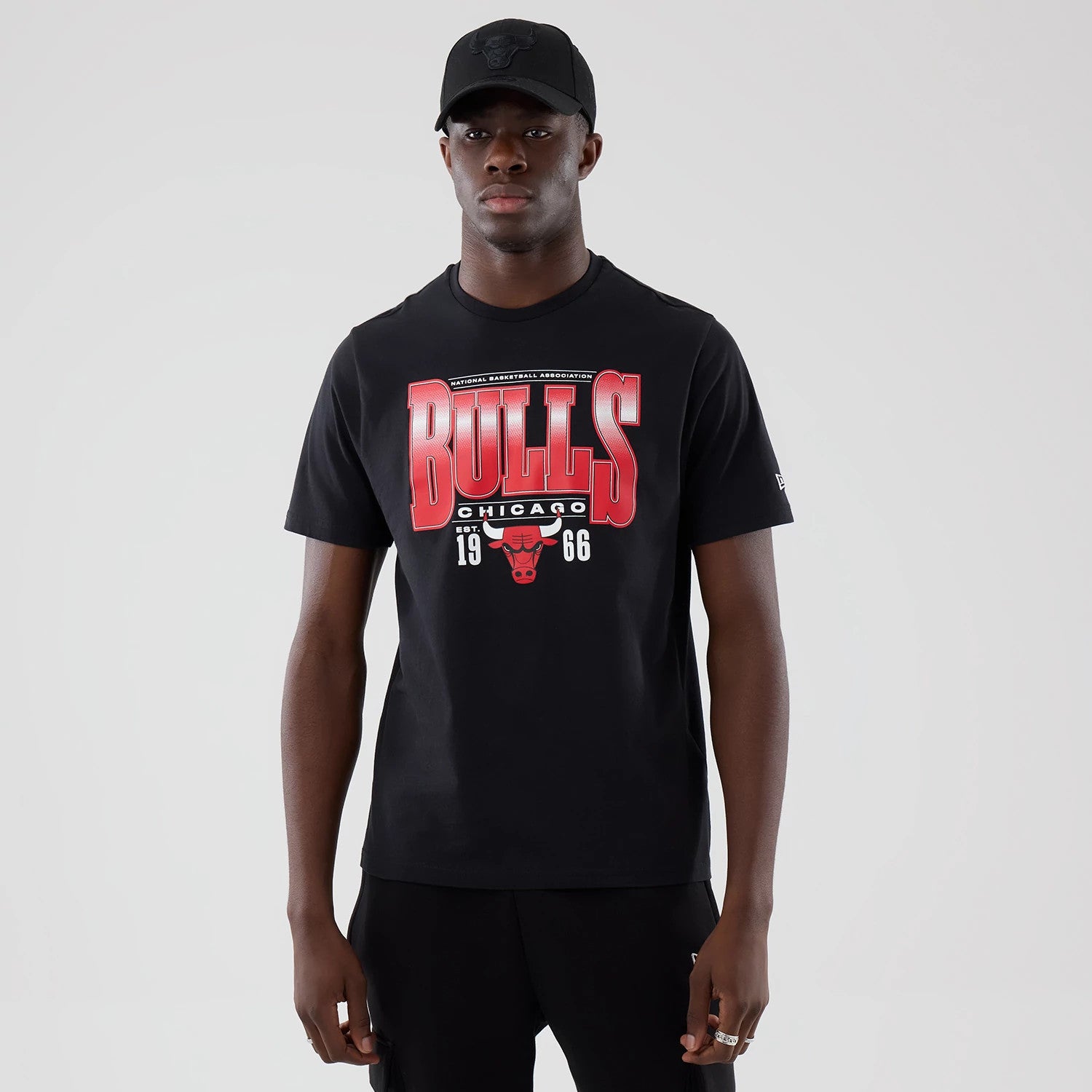 The model is wearing this NBA Arch Graphic Chicago Bulls T-Shirt in black. 1