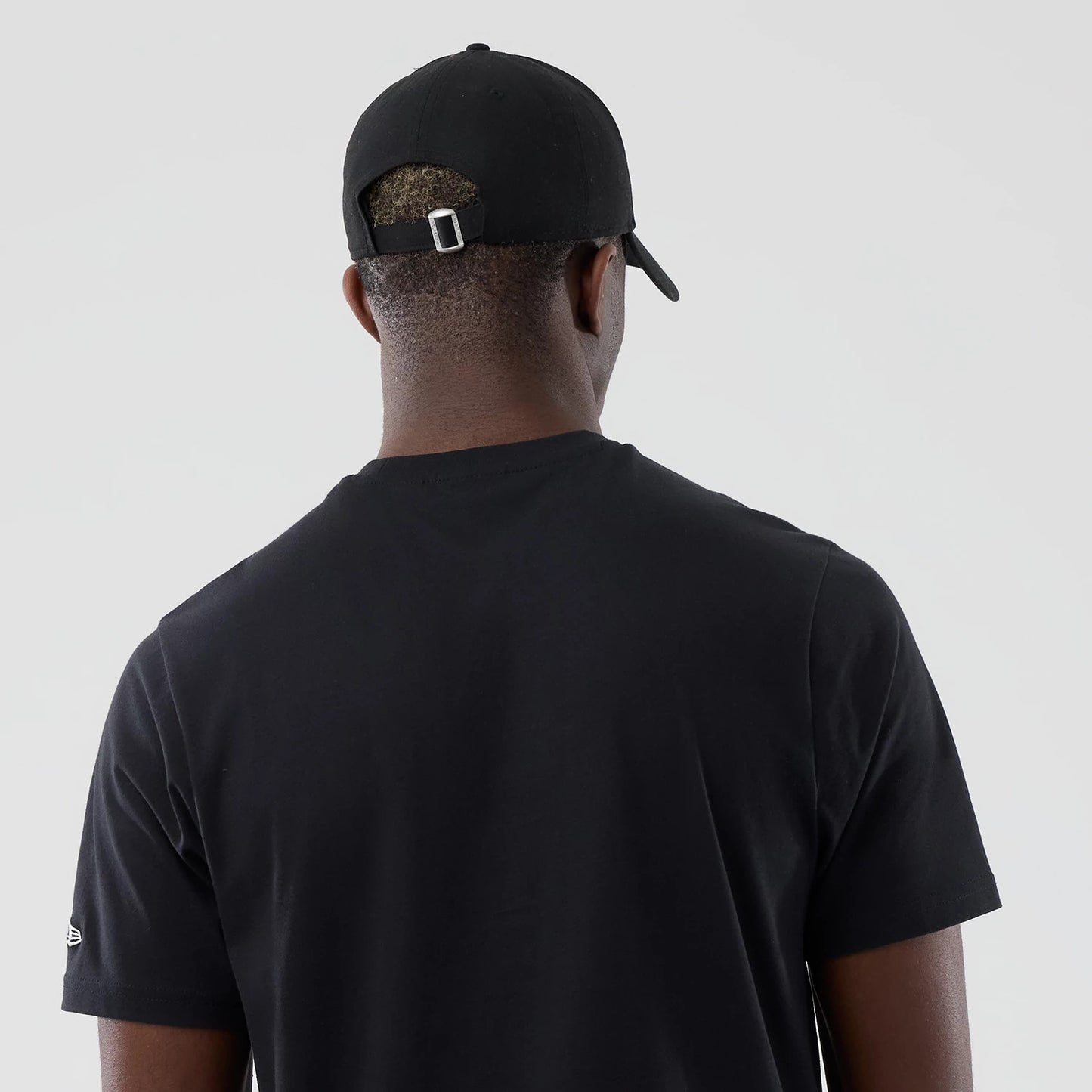 The model is wearing this NBA Arch Graphic Chicago Bulls T-Shirt in black. 7