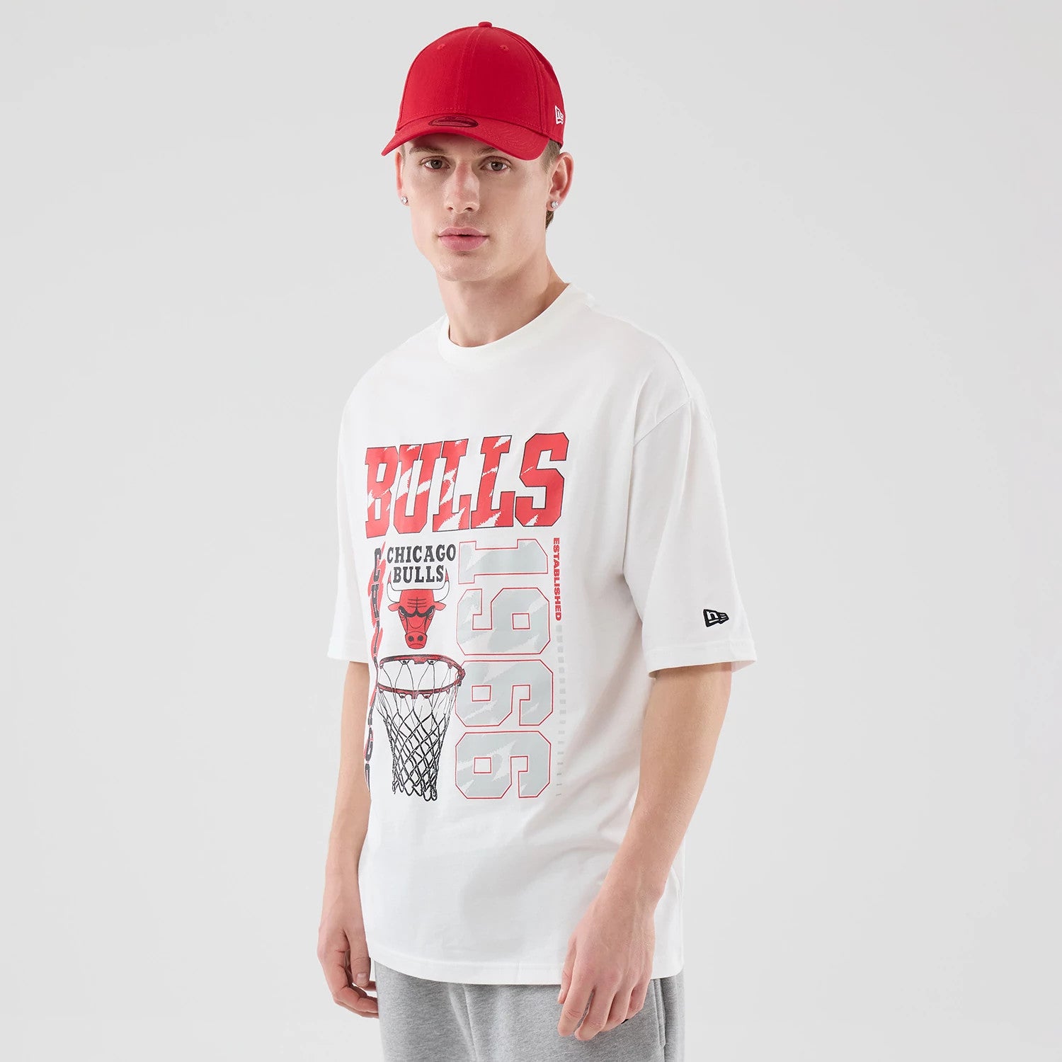 The model is wearing this NBA Script Graphic Chicago Bulls Oversized T-Shirt in white. 3