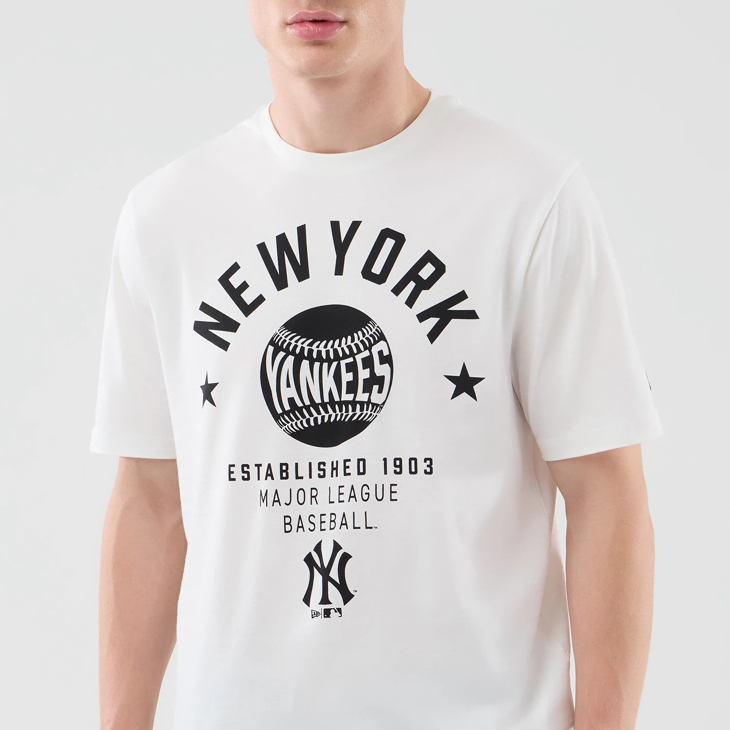 The model is wearing this MLB Graphic New York Yankees T-Shirt in white. 3