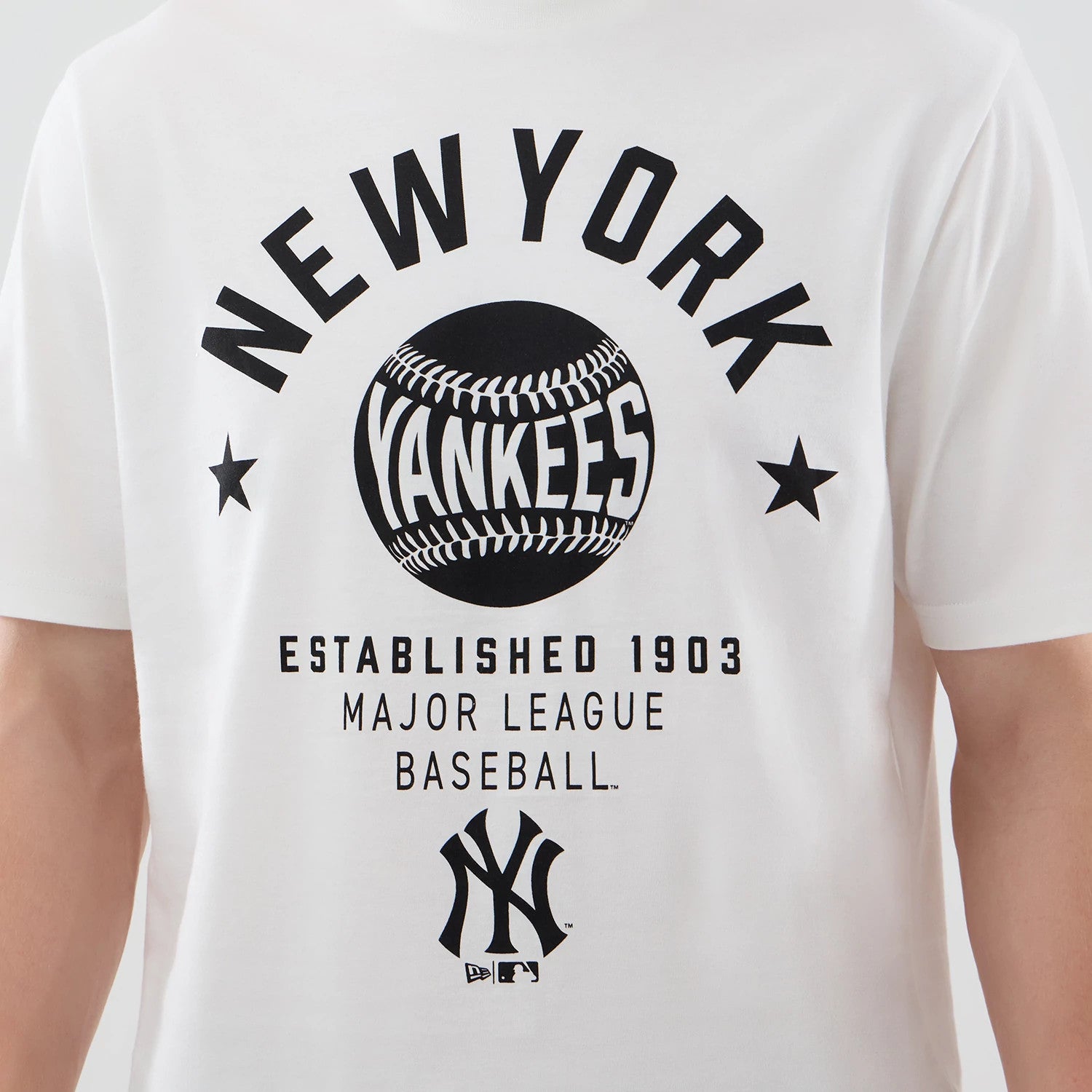 The model is wearing this MLB Graphic New York Yankees T-Shirt in white. 4