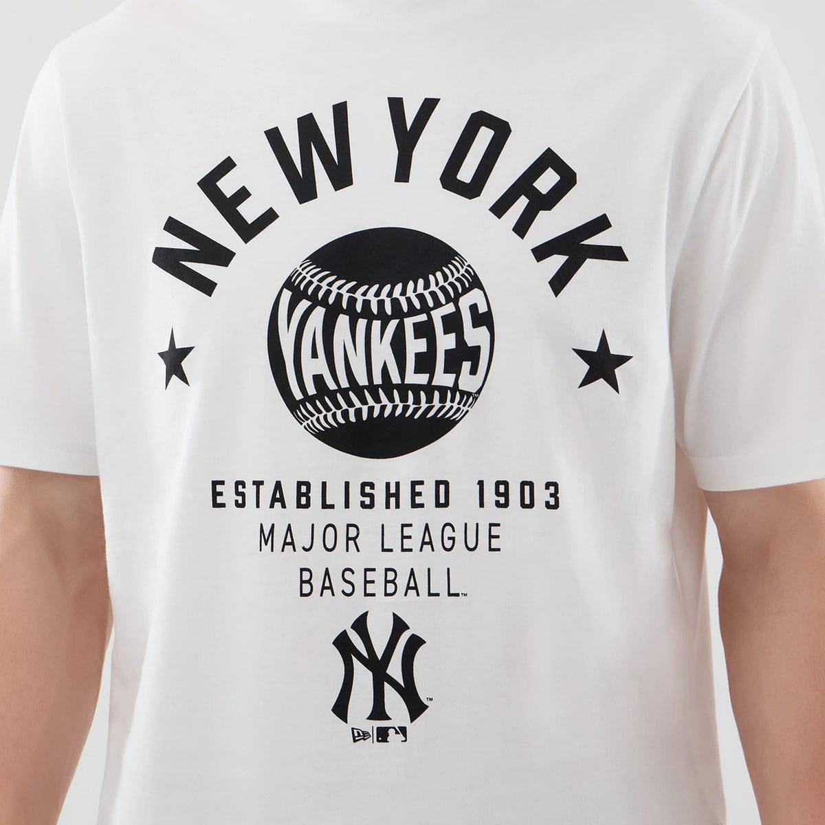 The model is wearing this MLB Graphic New York Yankees T-Shirt in white. 4