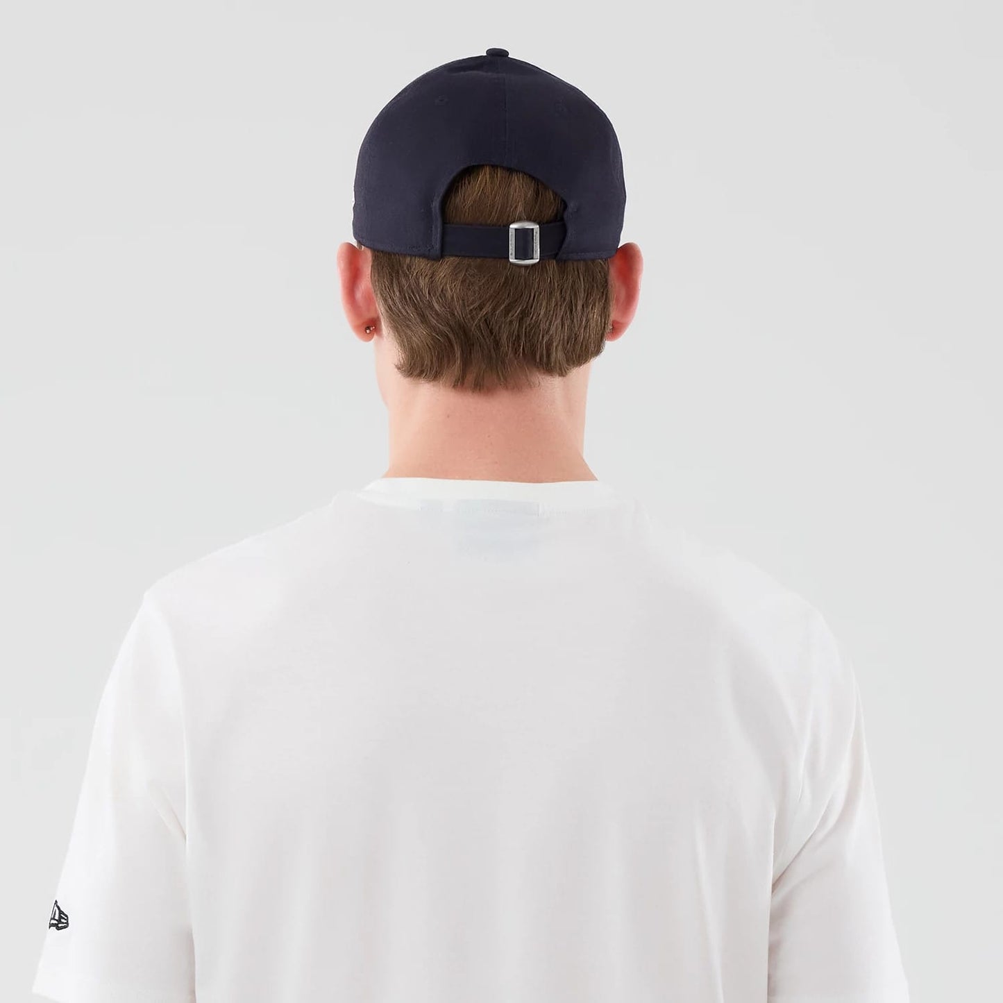 The model is wearing this MLB Graphic New York Yankees T-Shirt in white. 7