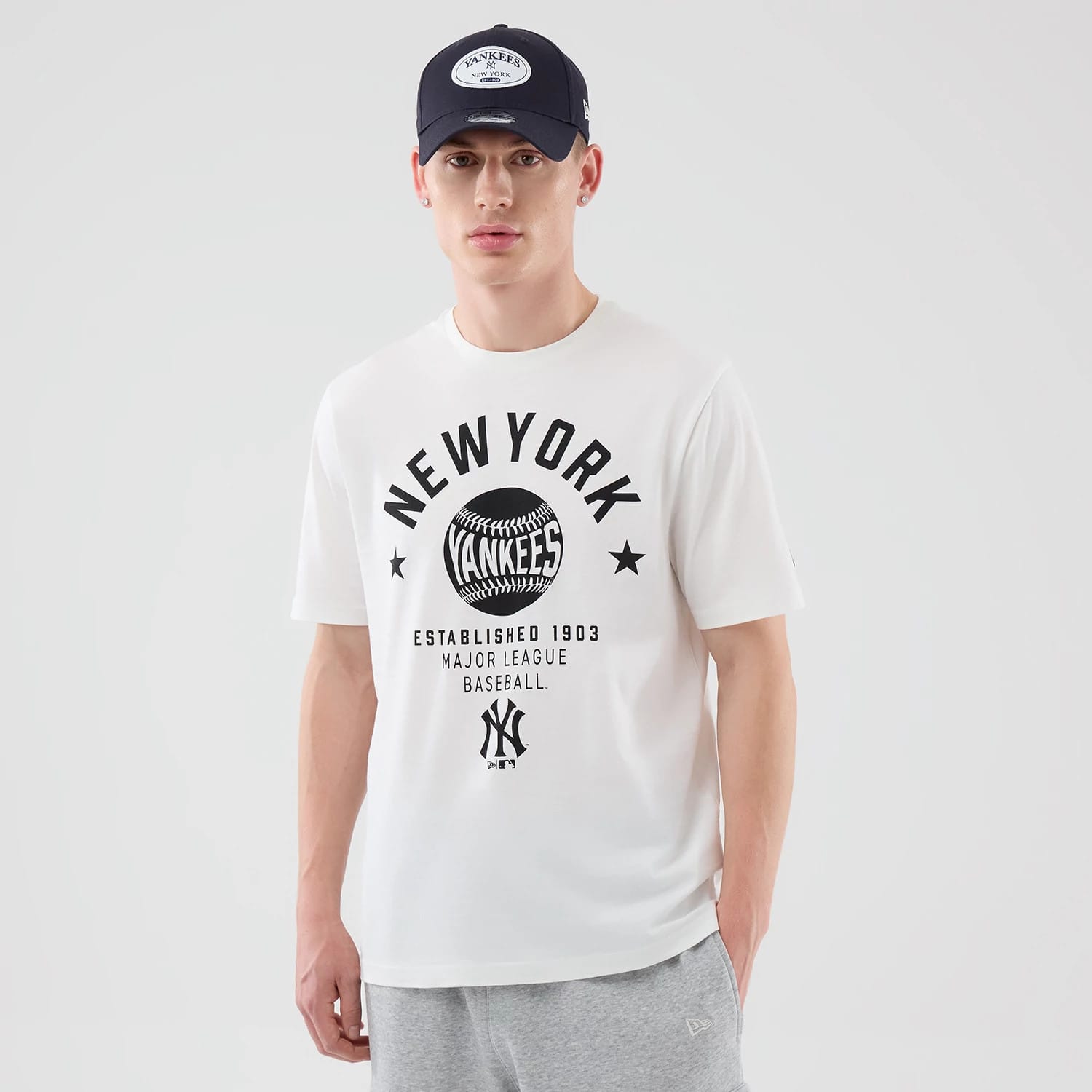 The model is wearing this MLB Graphic New York Yankees T-Shirt in white. 1