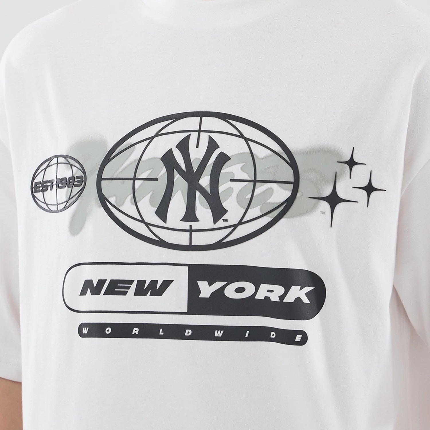 The model is wearing this MLB Logo Graphic New York Yankees Oversized T-Shirt in white. 4