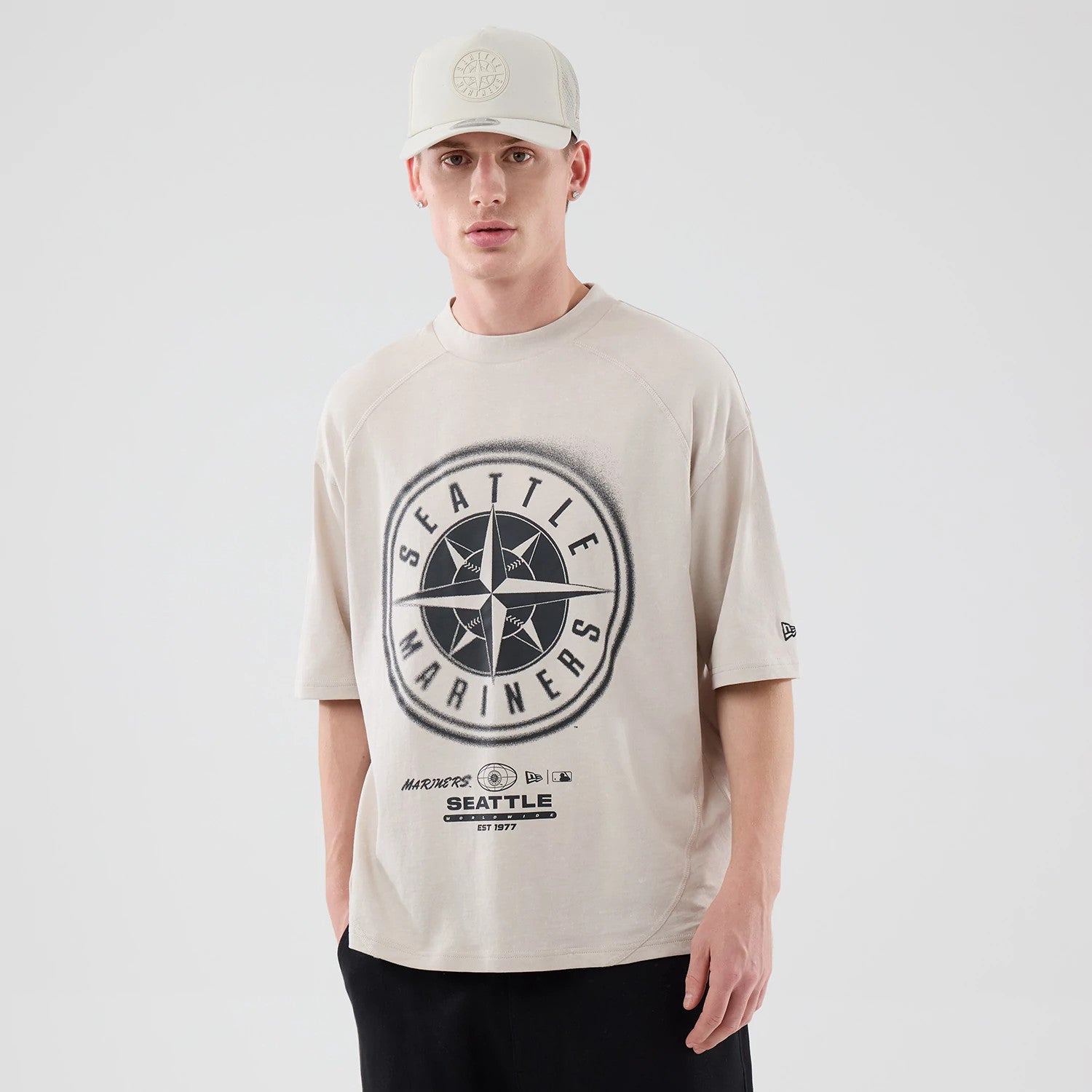 The model is wearing this MLB Graphic Seattle Mariners Boxy T-Shirt in cream. 3