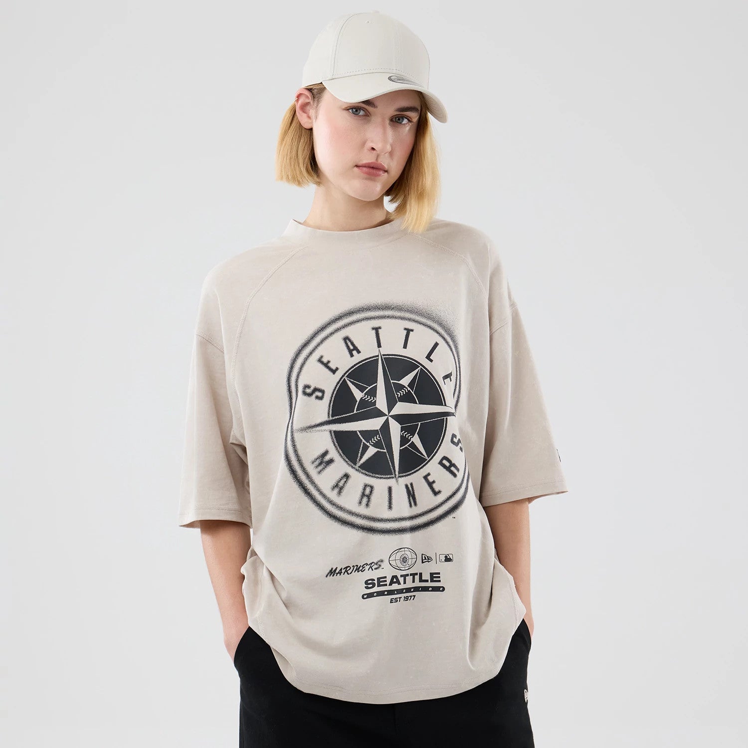 The model is wearing this MLB Graphic Seattle Mariners Boxy T-Shirt in cream. 4