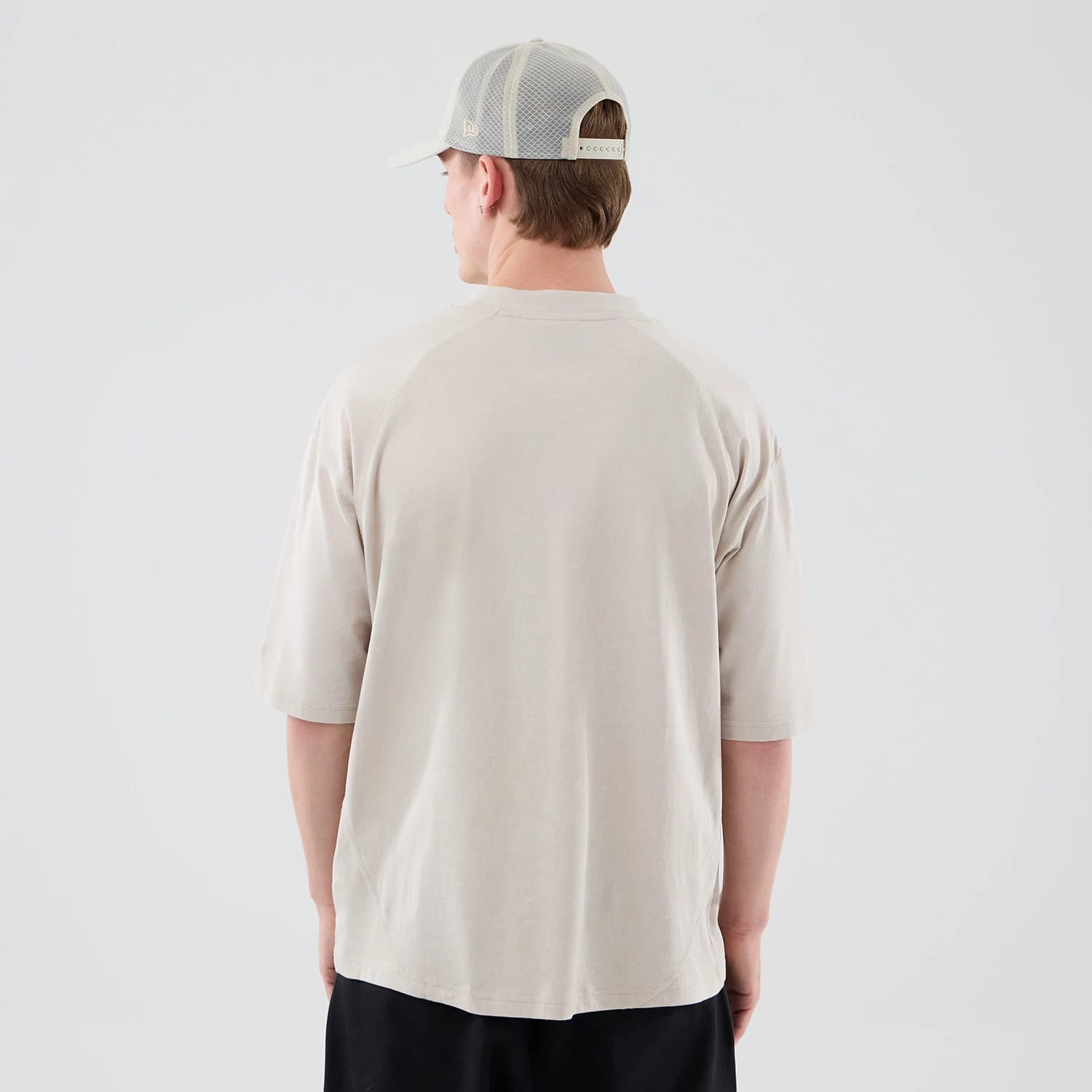 The model is wearing this MLB Graphic Seattle Mariners Boxy T-Shirt in cream. 2