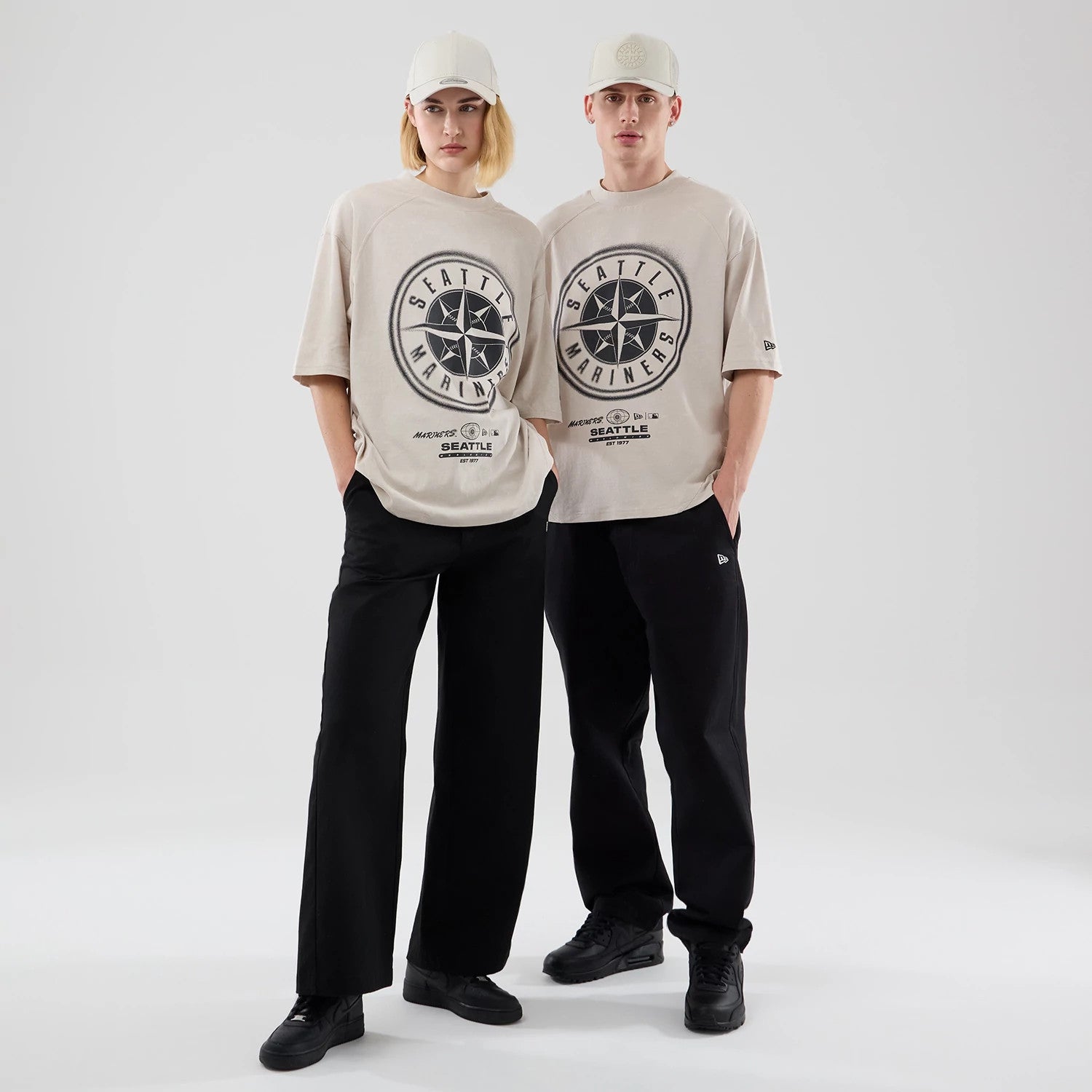 The model is wearing this MLB Graphic Seattle Mariners Boxy T-Shirt in cream. 1
