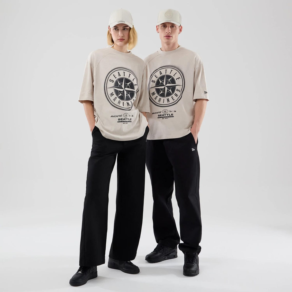 The model is wearing this MLB Graphic Seattle Mariners Boxy T-Shirt in cream. 1