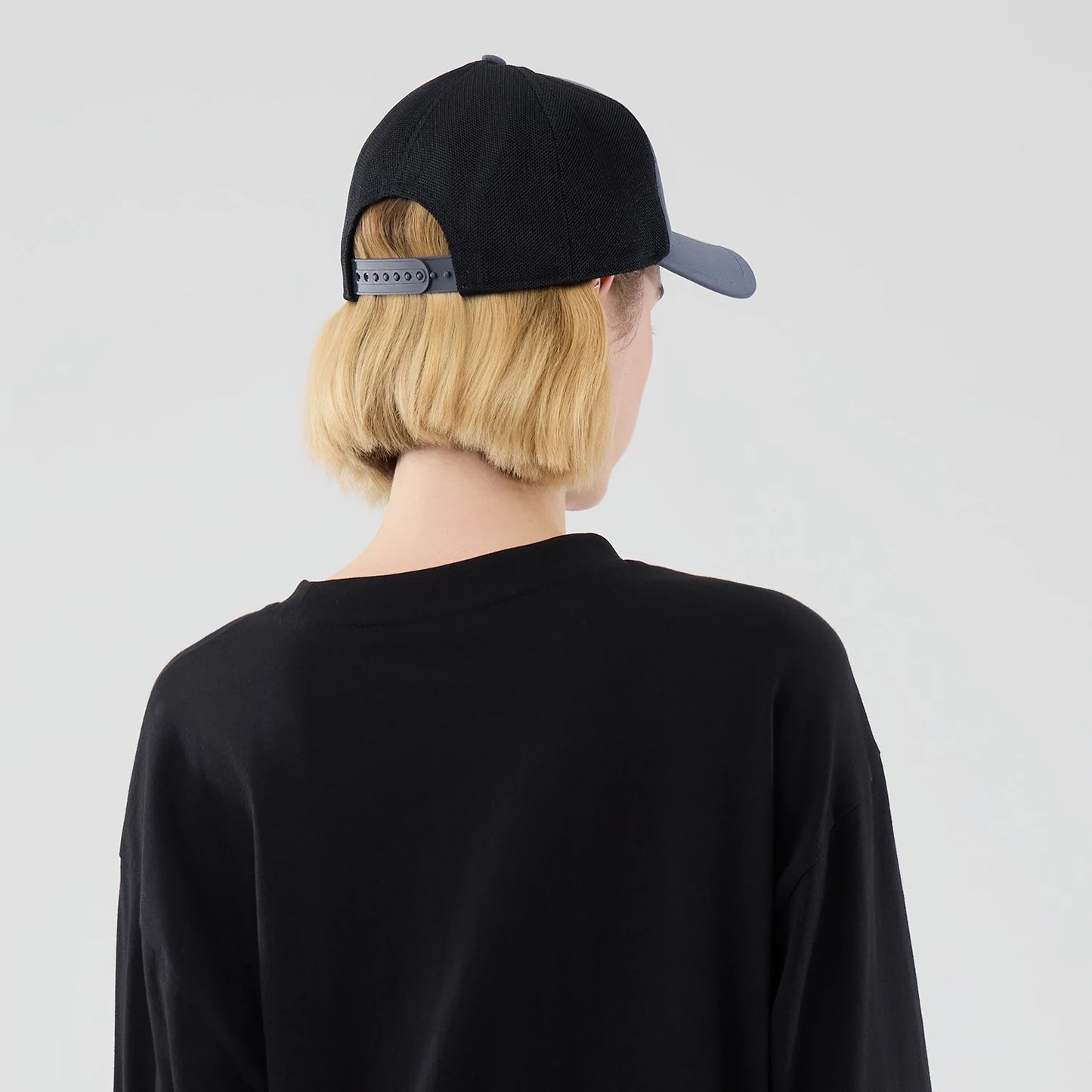 The model is wearing this MLB LA Dodgers Oversized Long Sleeve T-Shirt in black. 8