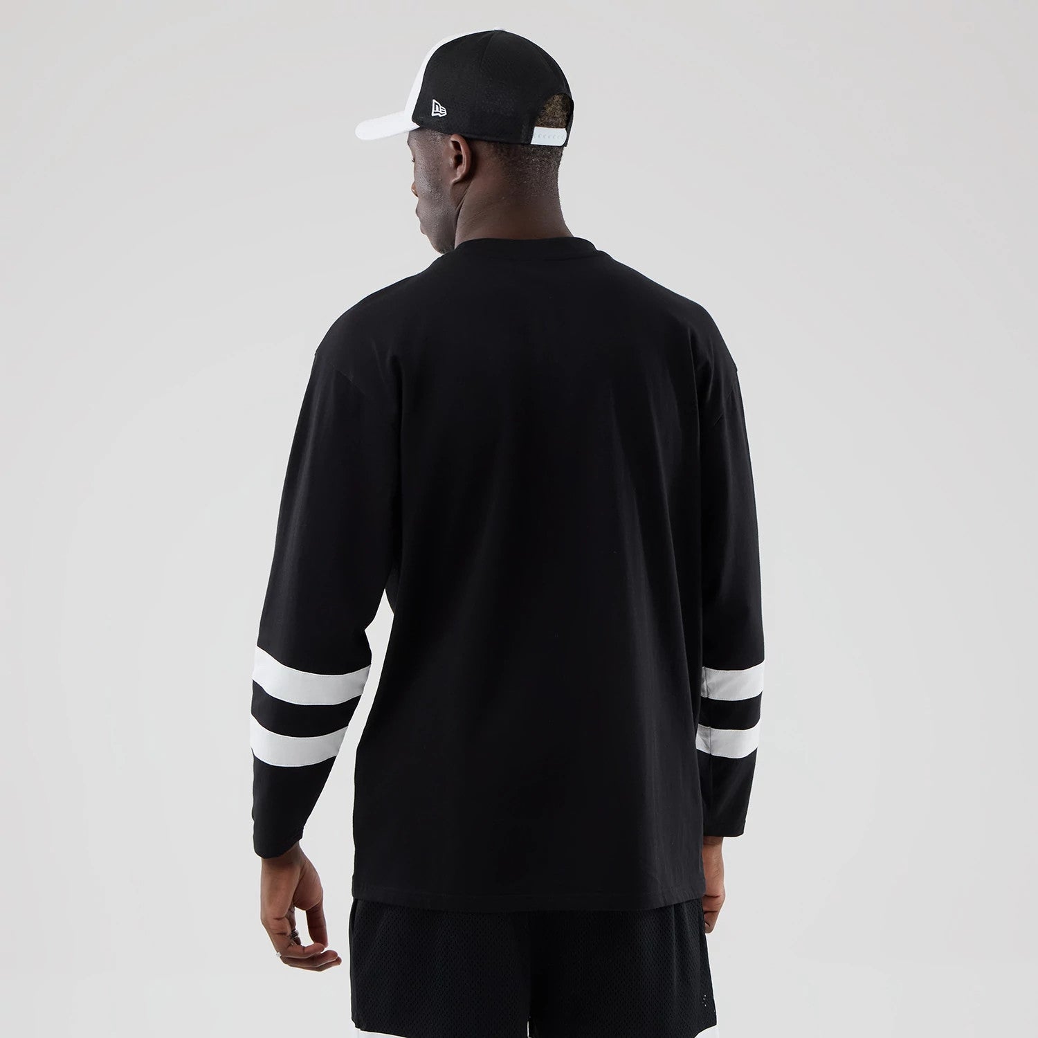The model is wearing this MLB LA Dodgers Oversized Long Sleeve T-Shirt in black. 2