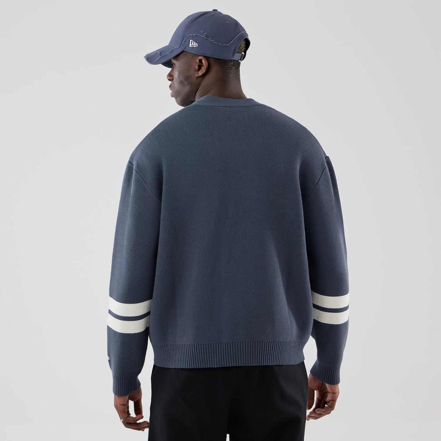 The model is wearing this MLB Knit LA Dodgers Cardigan in grey. 2