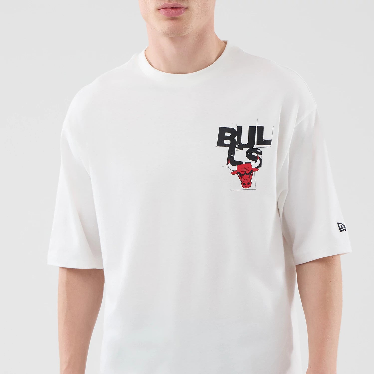 The model is wearing this NBA Player Graphic Chicago Bulls Oversized T-Shirt in white. 3