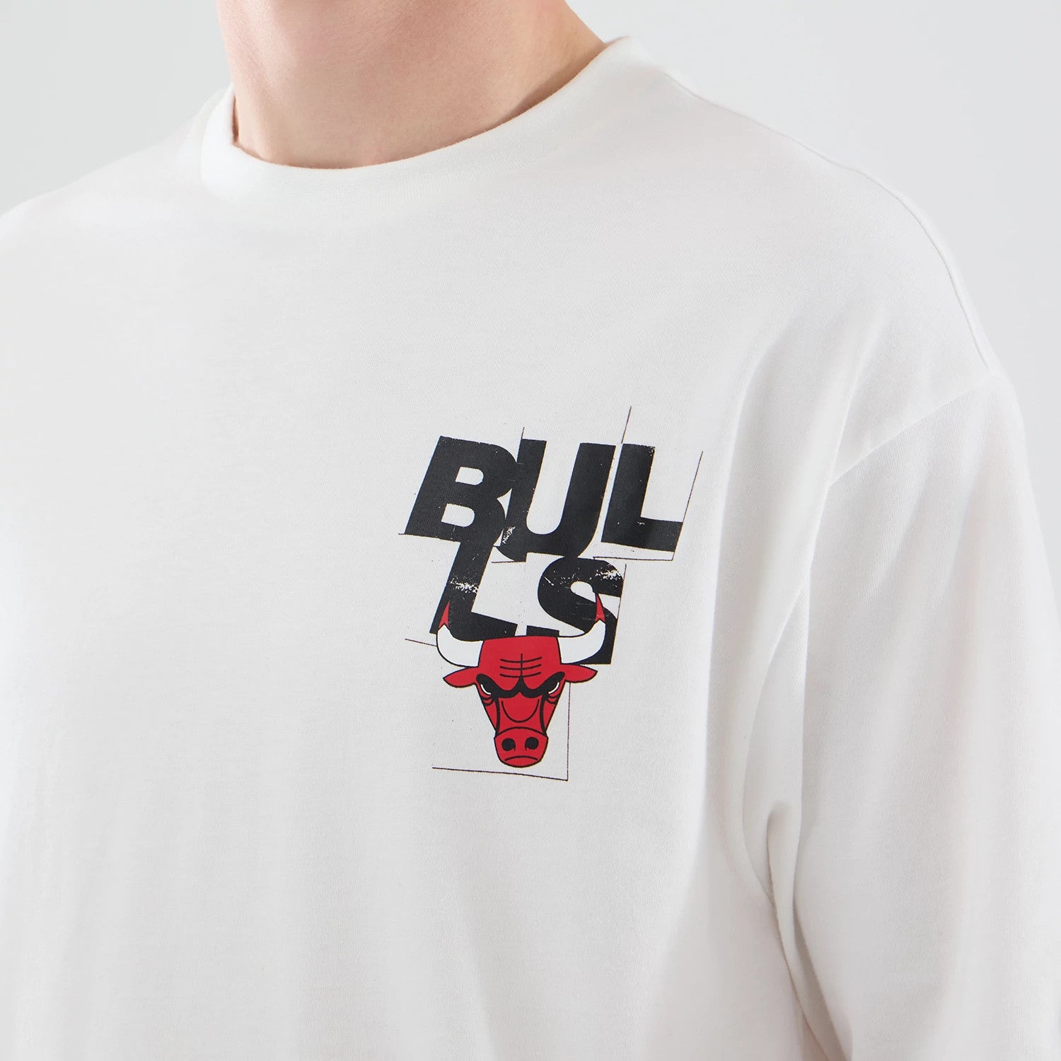 The model is wearing this NBA Player Graphic Chicago Bulls Oversized T-Shirt in white. 4