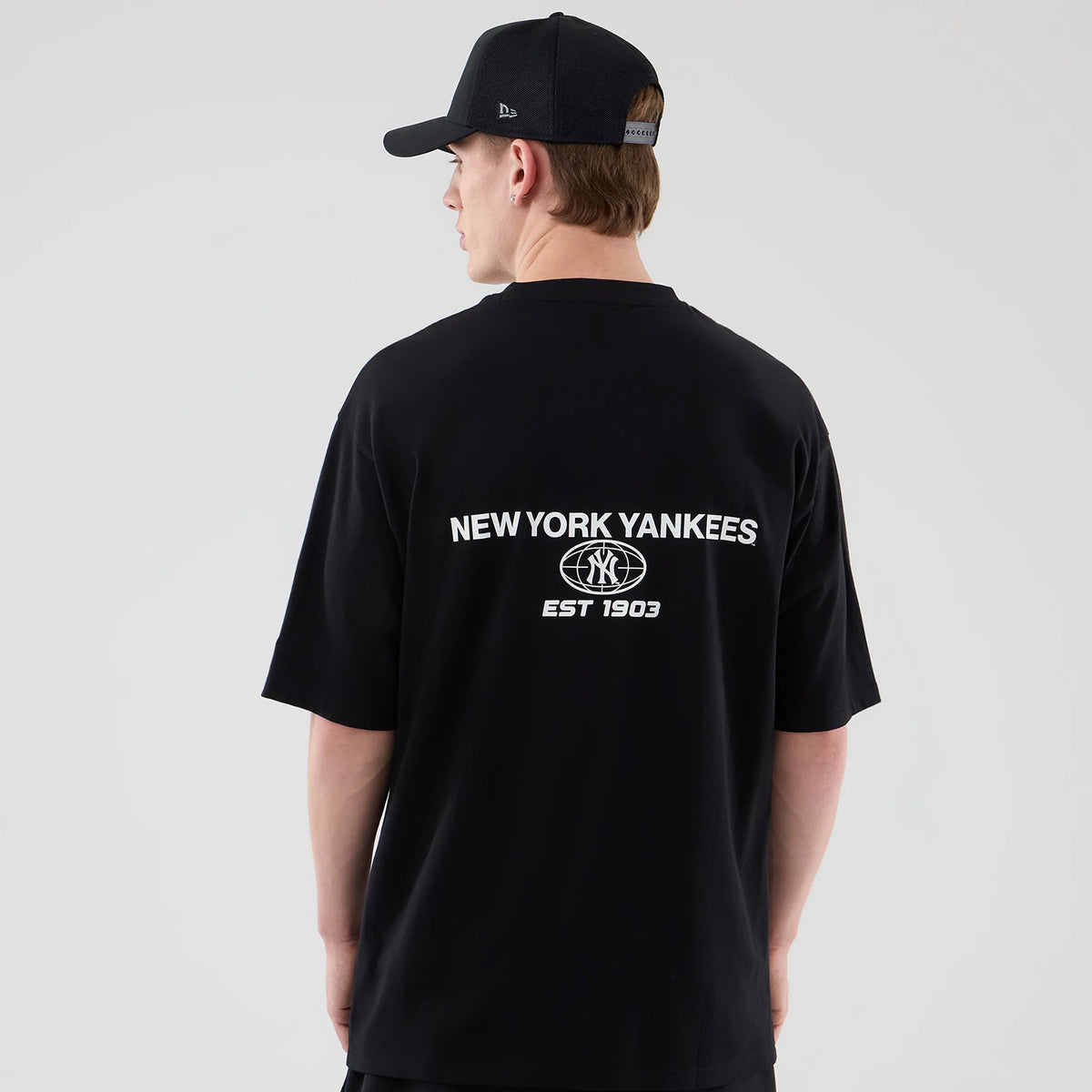 The model is wearing this MLB Logo Graphic New York Yankees Oversized T-Shirt in black. 2