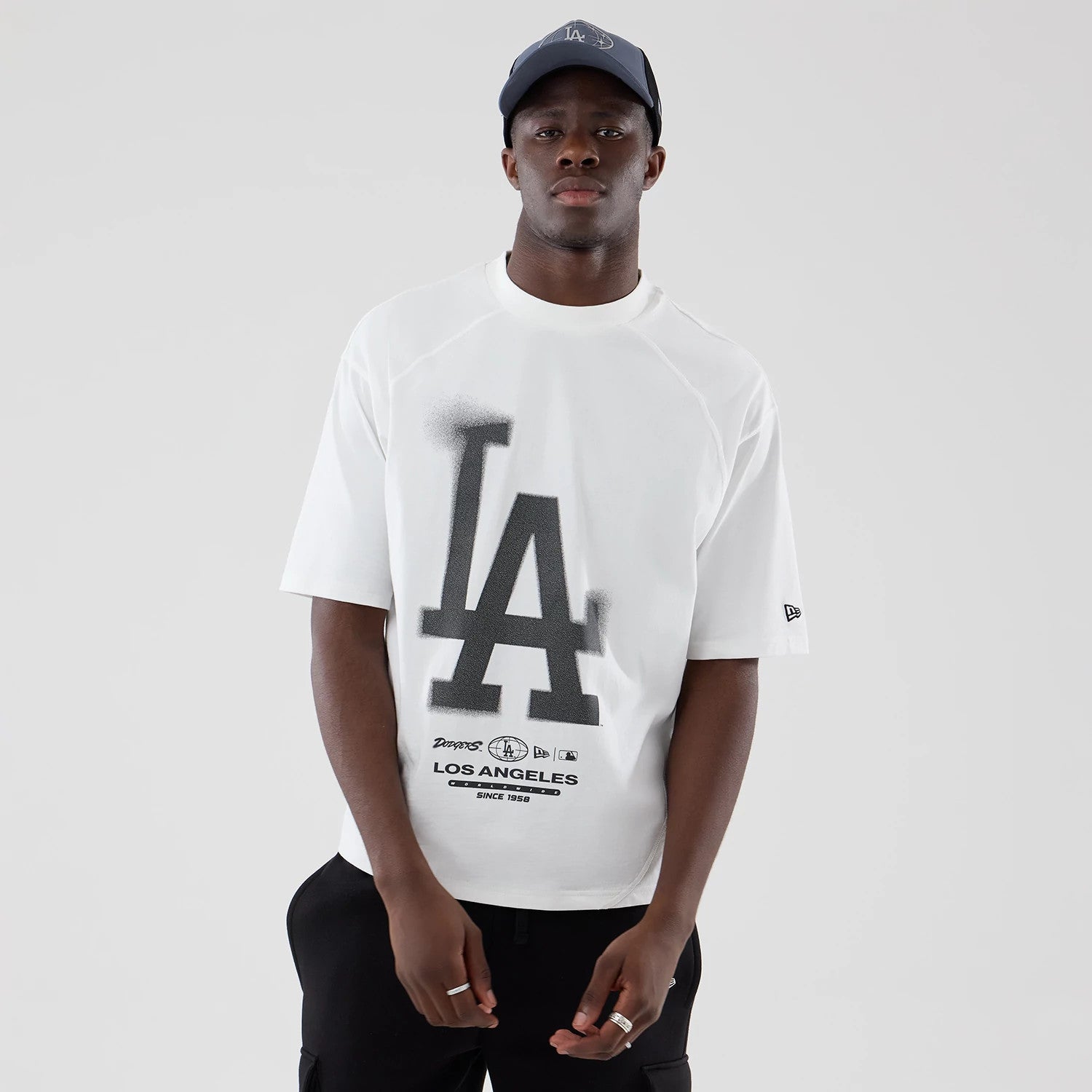 The model is wearing this MLB Graphic LA Dodgers Boxy T-Shirt in white. 3
