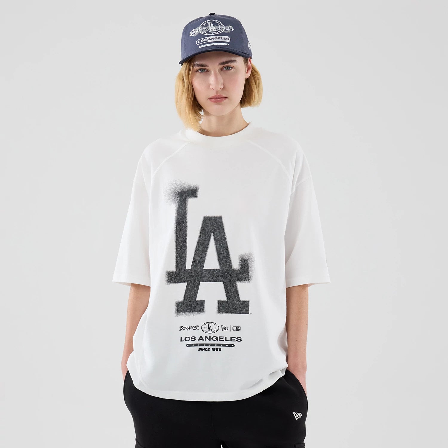 The model is wearing this MLB Graphic LA Dodgers Boxy T-Shirt in white. 4