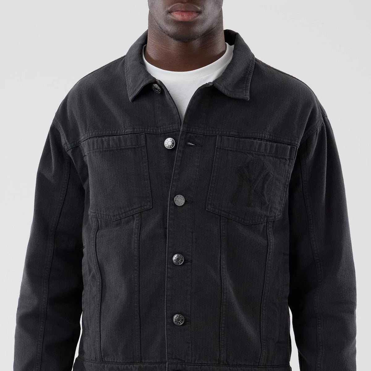 New Era New York Yankees MLB Stripe Denim Grey Jacket, front view on a model styled with a white T-shirt, featuring a button-up closure, two chest pockets, and a embroidered New York Yankees logo on the left chest pocket.