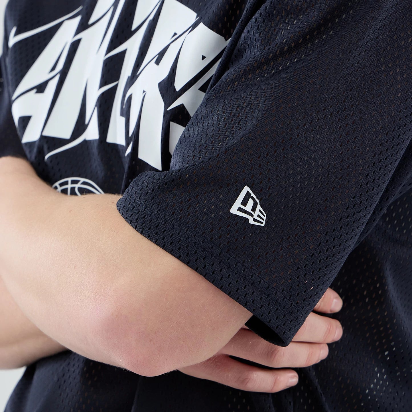 The model is wearing this NBA Core Plus Mesh LA Lakers Oversized T-Shirt in navy. 7
