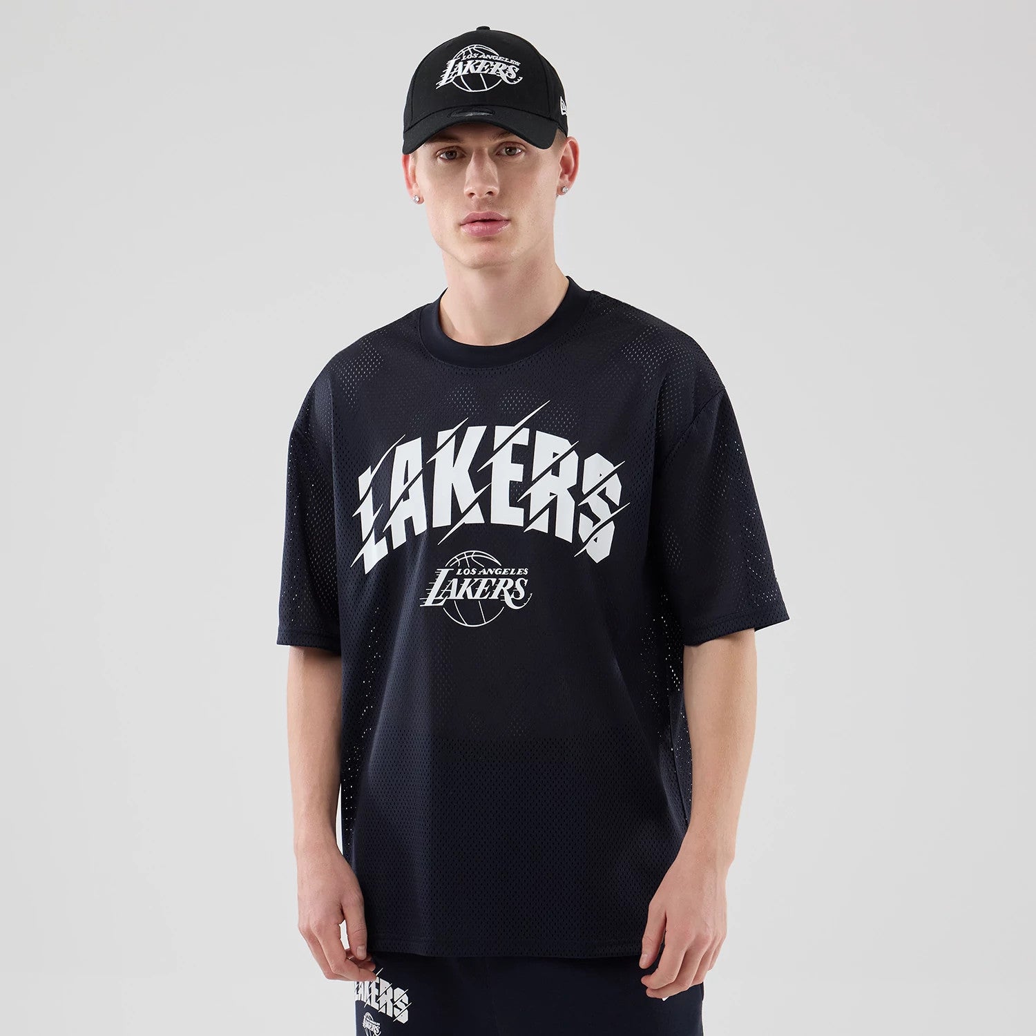 The model is wearing this NBA Core Plus Mesh LA Lakers Oversized T-Shirt in navy. 1