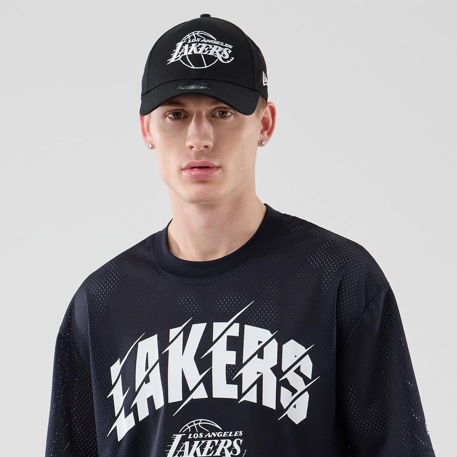 The model is wearing this NBA Core Plus Mesh LA Lakers Oversized T-Shirt in navy. 4