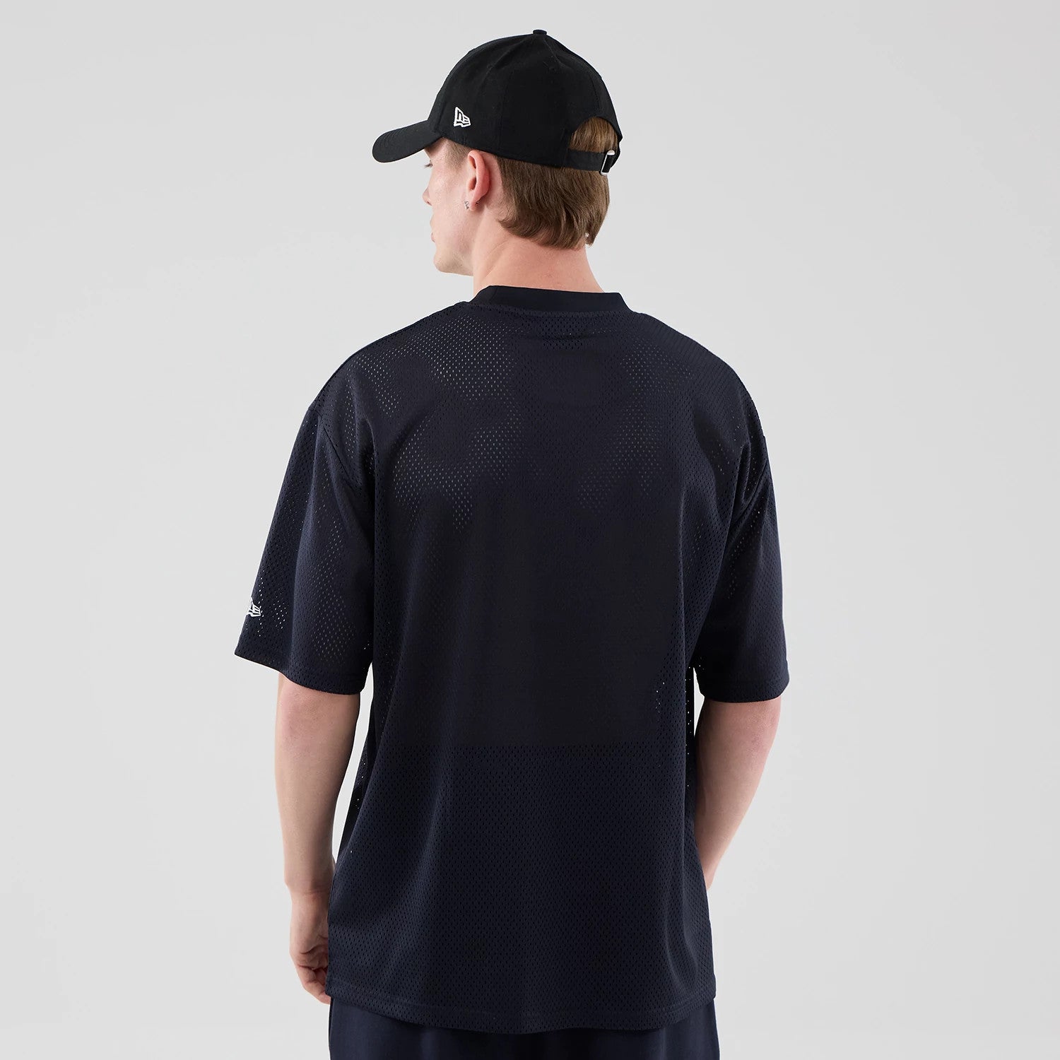 The model is wearing this NBA Core Plus Mesh LA Lakers Oversized T-Shirt in navy. 2