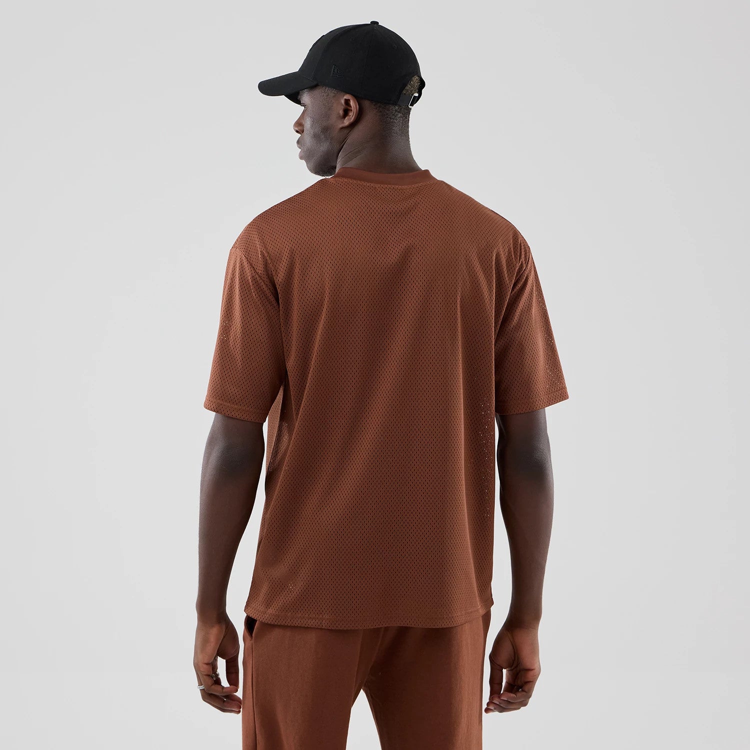 The model is wearing this NBA Core Plus Mesh Chicago Bulls Oversized T-Shirt in brown. 2