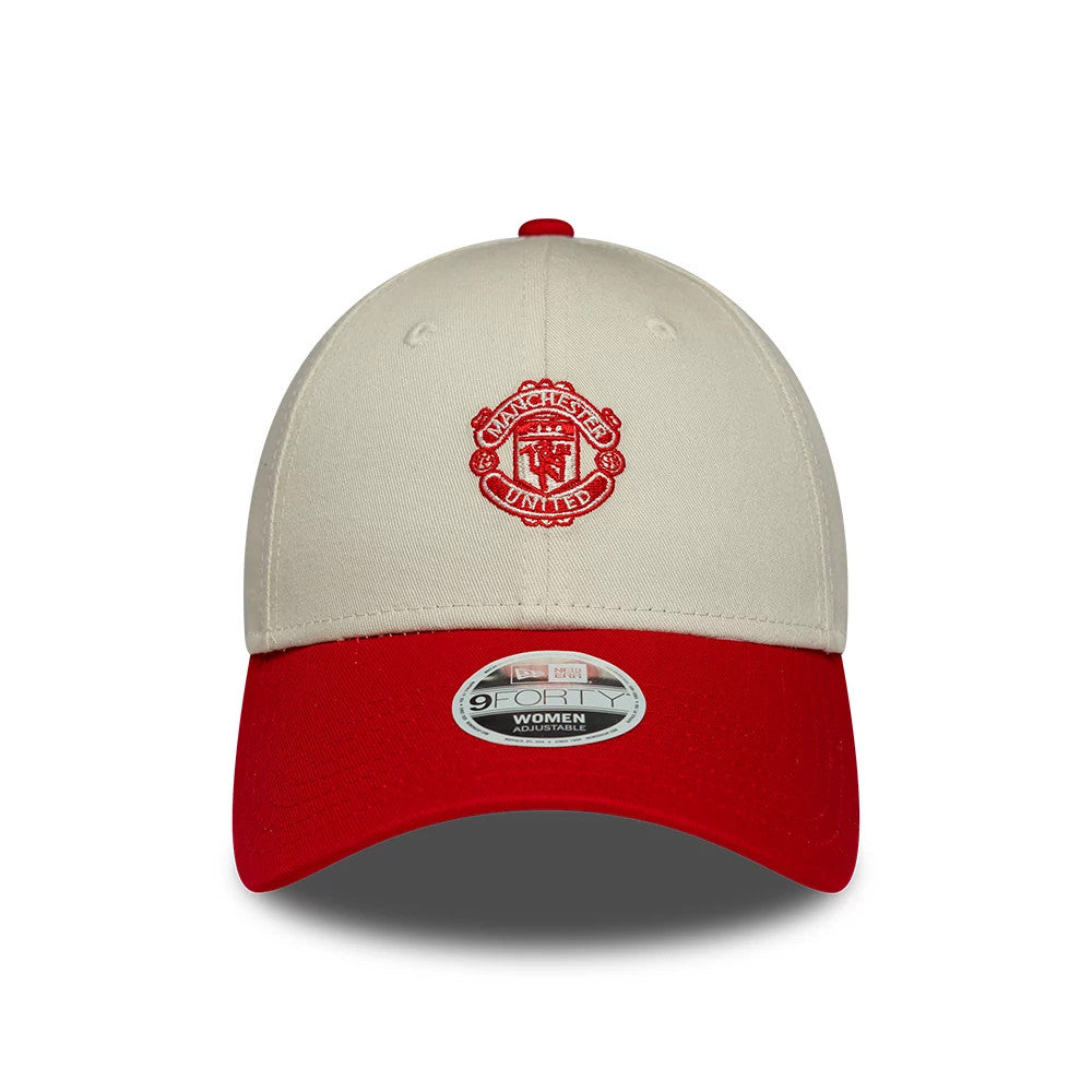 Womens Manchester United FC Cream & Red New Era 9FORTY Adjustable Cap, front view showing the red embroidered club crest on the cream front panels, with a contrasting red curved visor and a 9FORTY size sticker prominently placed on the visor.