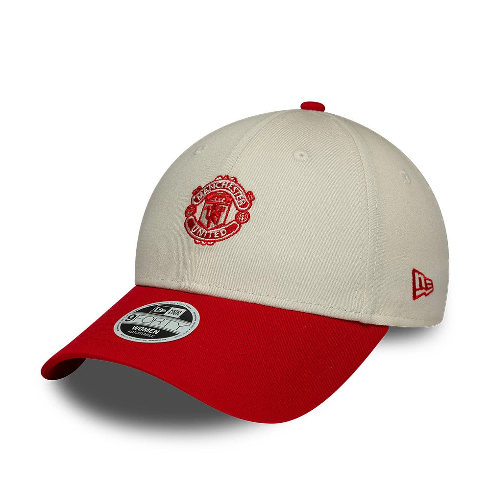 Womens Manchester United FC Cream & Red New Era 9FORTY Adjustable Cap, three-quarter view showing the red raised embroidered Manchester United FC crest on the front cream panel, red curved visor with 9FORTY size sticker.