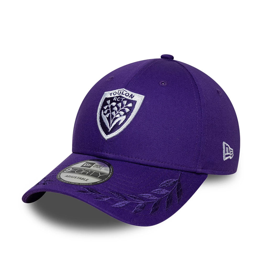 Rugby Club Toulon Laurel Dark Purple New Era 9FORTY Adjustable Cap, front view showing the white embroidered Rugby Club Toulon crest on a structured dark purple crown, with a black 9FORTY size sticker on the curved visor featuring laurel embroidery.