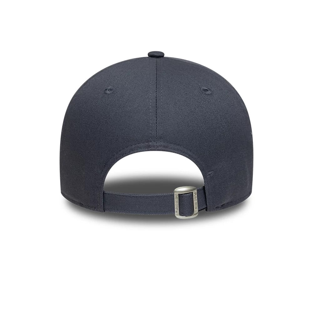 Pictured is this FC Porto 9FORTY cap in grey. 4