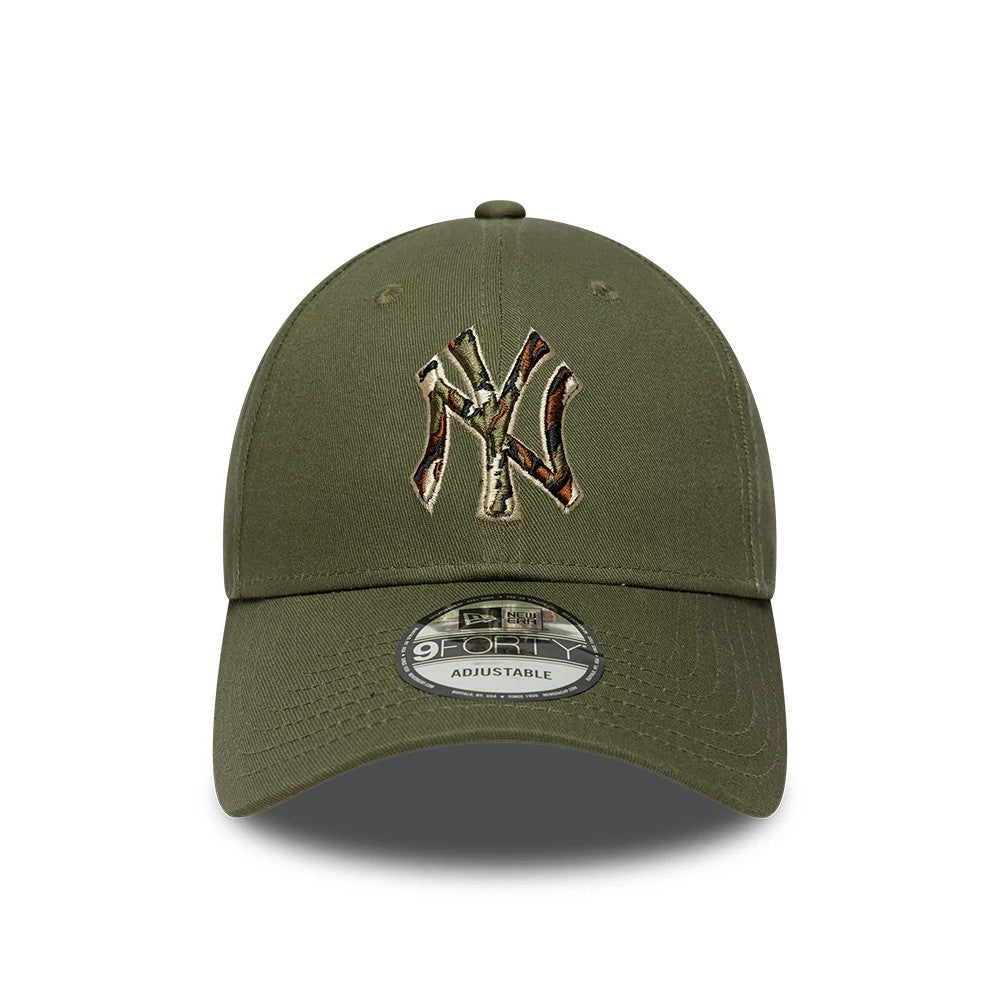 New York Yankees MLB Outline Camo Green New Era 9FORTY Adjustable Cap, front view showing the camouflage-patterned NY logo in raised embroidery on the structured green crown, with a curved visor featuring a 9FORTY size sticker on the top.