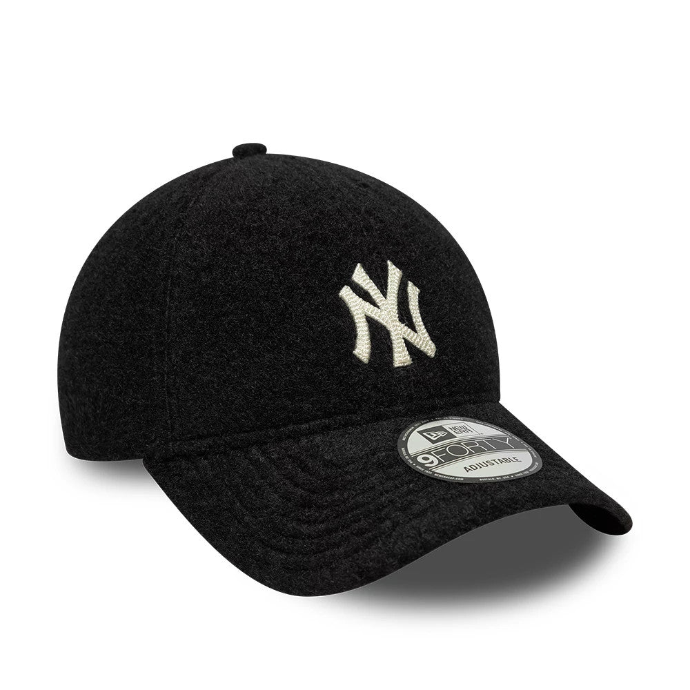 Pictured is this MLB Chainstitch Winter Borg New York Yankees 9FORTY cap in black. 3